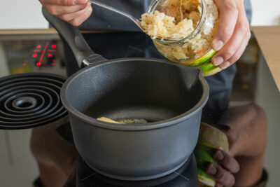Sauerkraut in den Topf geben