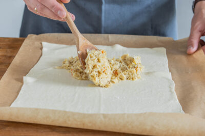 Sauerkraut auf Blätterteig verteilen