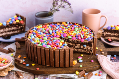 Kitkat-Torte mit buntem Smarties-Topping