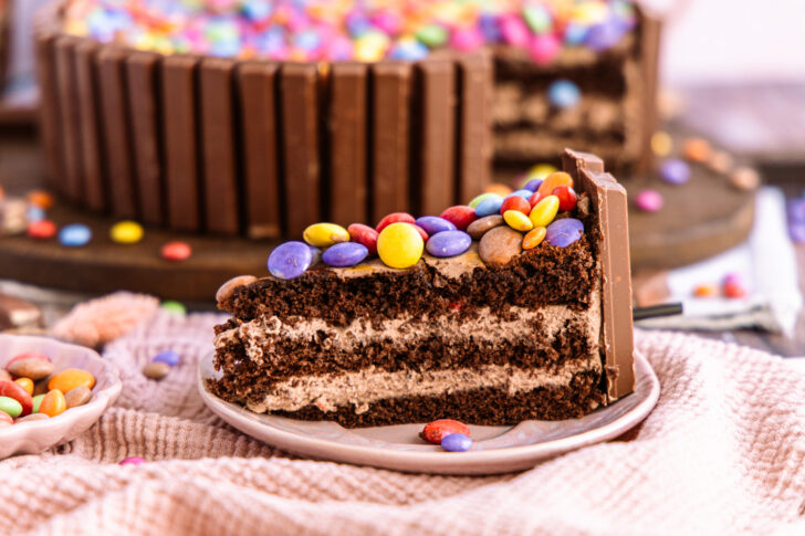 Kitkat-Torte mit buntem Smarties-Topping servieren