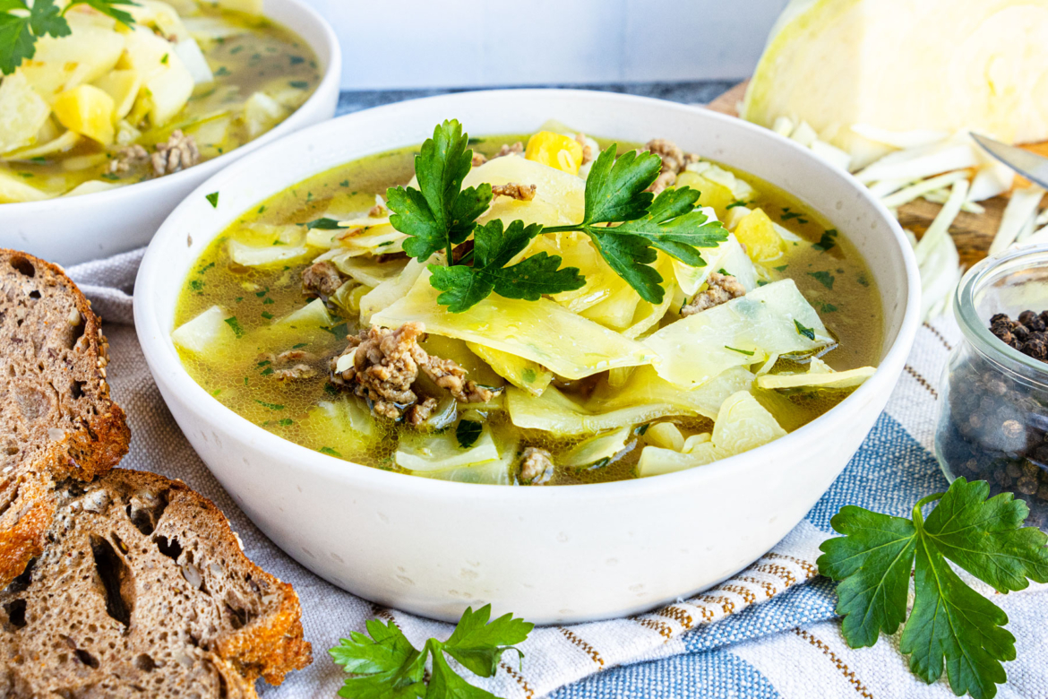 Klassischer Weißkohleintopf mit Hackfleisch