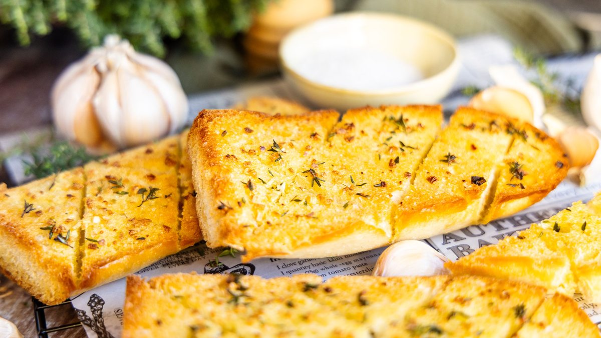 Knuspriges Knoblauchbaguette mit Olivenöl