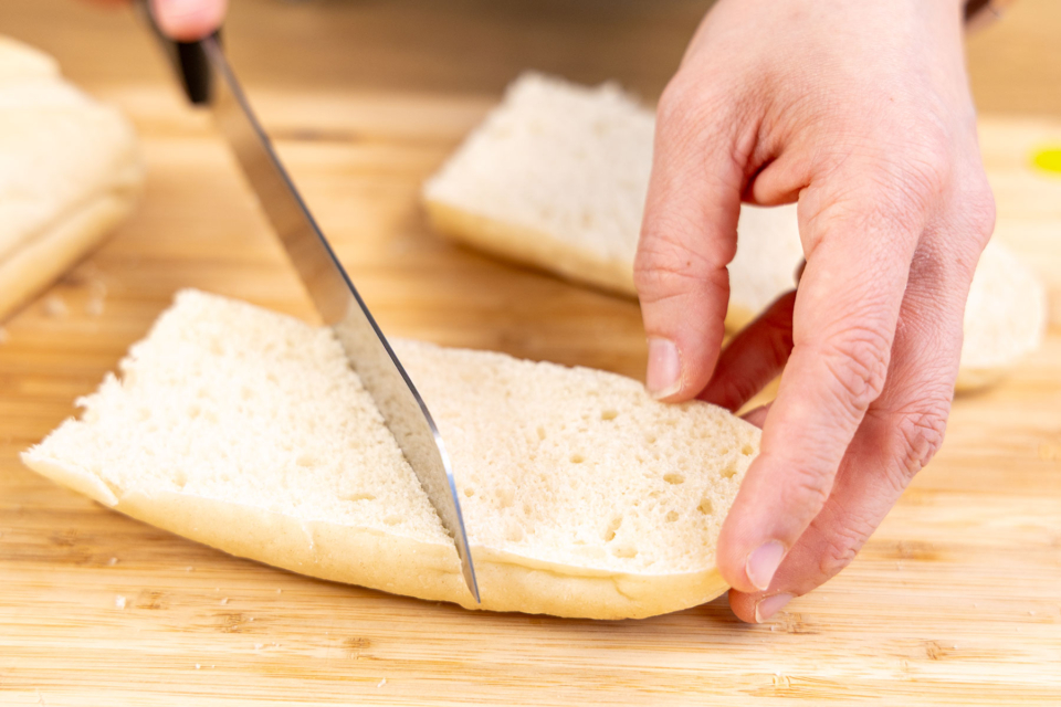 Knuspriges Knoblauchbaguette mit Olivenöl