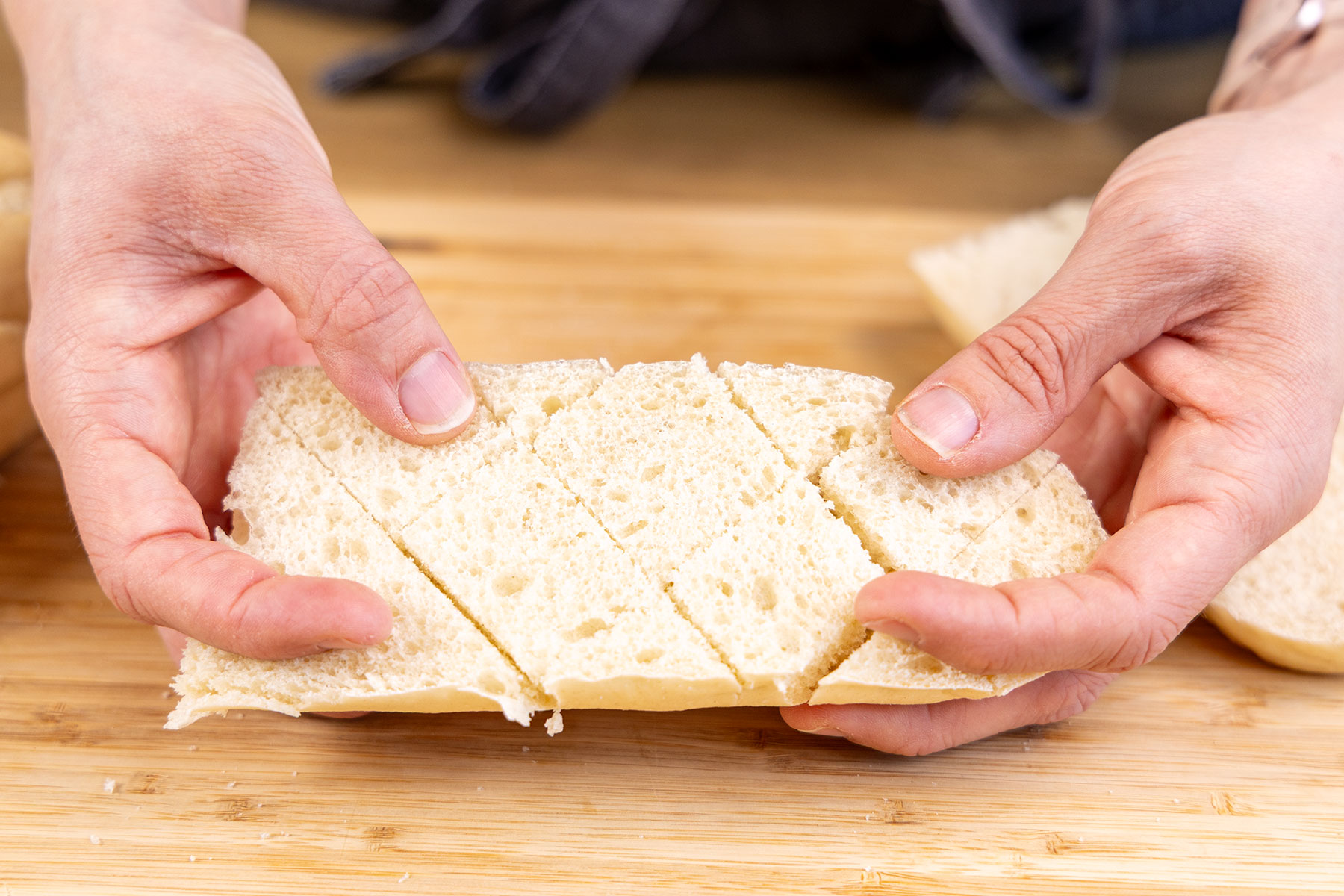 Knuspriges Knoblauchbaguette mit Olivenöl