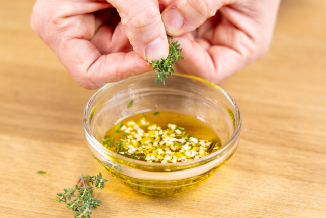 Knuspriges Knoblauchbaguette mit Olivenöl