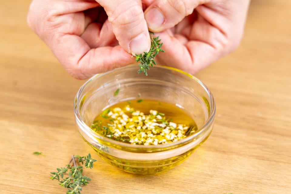 Knuspriges Knoblauchbaguette mit Olivenöl