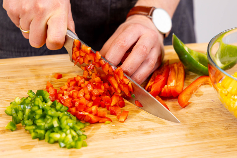 Paprika entkernen und würfeln