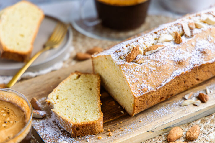 Saftiger Mandelkuchen aus der Kastenform mit Pudenzucker