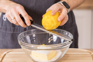 Zitrone abreiben