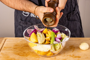 Ofengemüse mit Pfeffer würzen