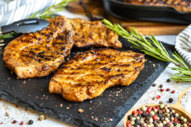 Nackensteaks marinieren
