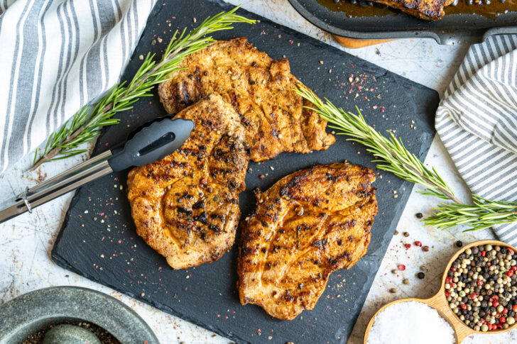 Nackensteaks marinieren