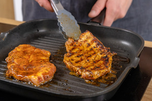 Marinierte Nackensteaks braten