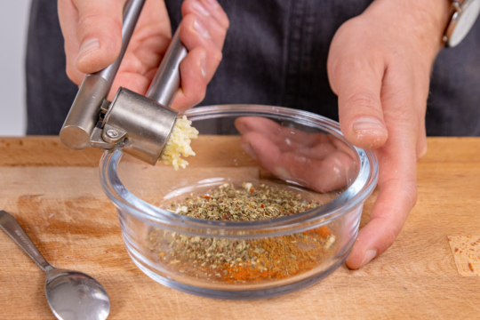 Nackensteaks marinieren: deftige Paprika-Kräuter-Marinade