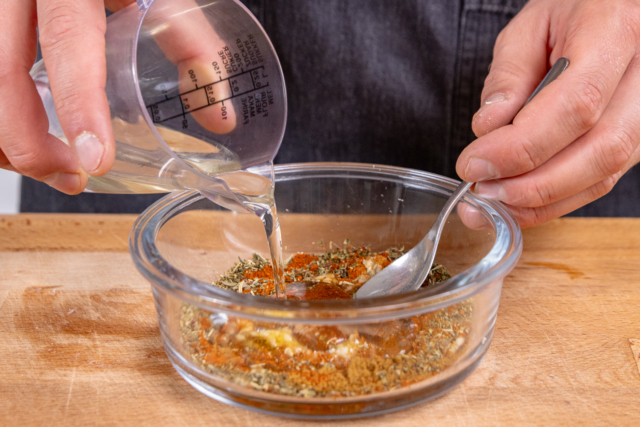 Nackensteaks marinieren: deftige Paprika-Kräuter-Marinade