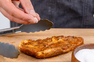 Marinierte Nackensteaks salzen
