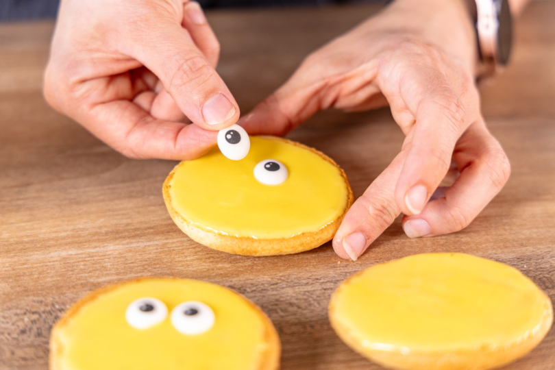 Augen aufkleben
