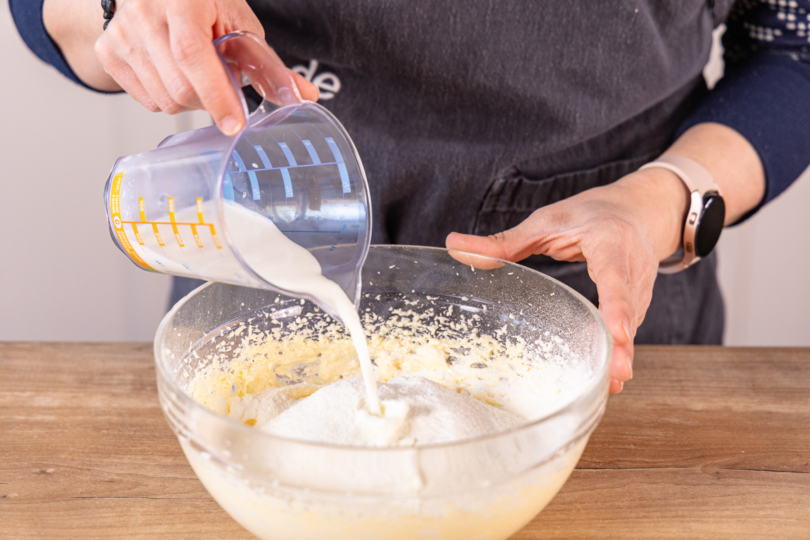 Milch dazu gießen