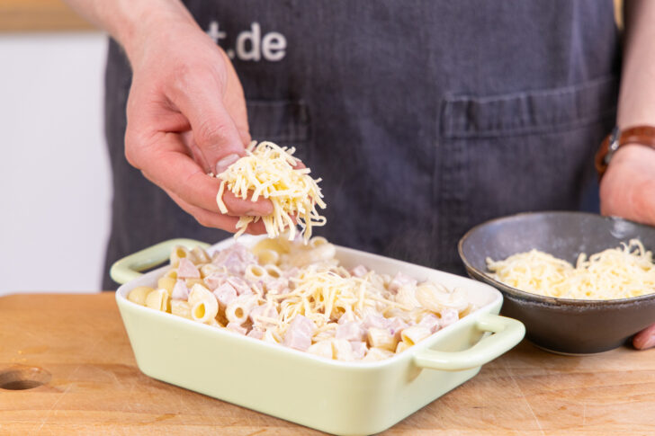 Nudelauflauf mit Käse bestreuen
