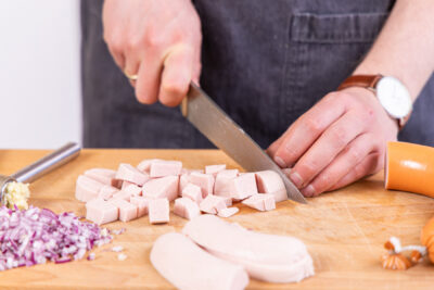 Fleischwurst klein schneiden