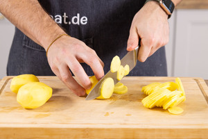 Kartoffeln in Scheiben schneiden.