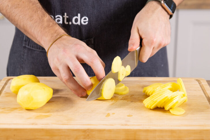 Kartoffeln in Scheiben schneiden.