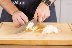 Knoblauch hacken.