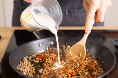 Hackfleisch mit Milch ablöschen.