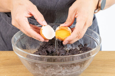 Eier mit Mohnback vermischen