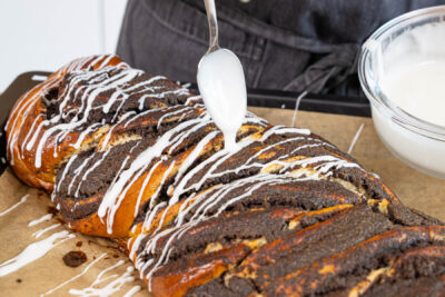 Omas Mohnzopf mit Zuckerguss glasieren