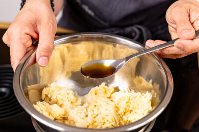 Amaretto zum Marzipan geben