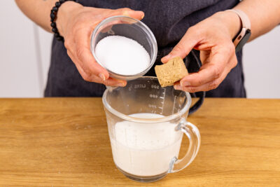 Zucker und Hefe in Milch auflösen