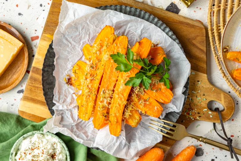 Parmesan Karotten mit Petersilie dekoriert