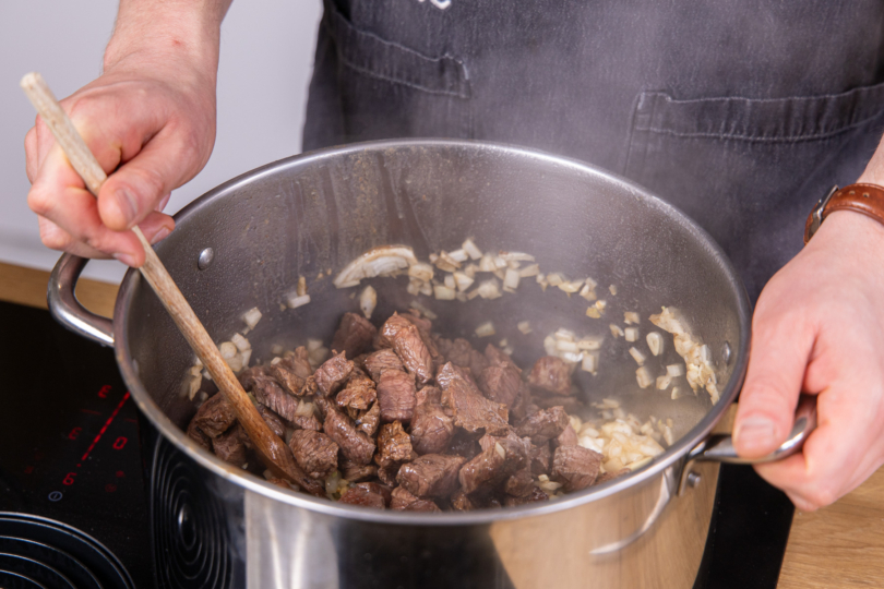 Fleisch mit in den Topf geben