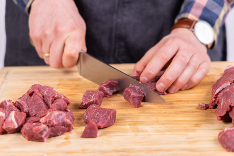 Fleisch in mundgerechte Stücke schneiden