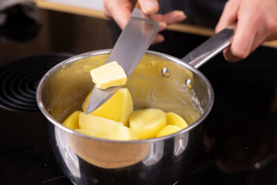 Butter zu den Kartoffeln geben.