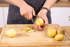 Kartoffeln schälen.