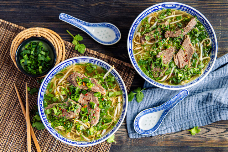 Pho Bo: Vietnamesische Nudelsuppe mit Rind