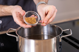 Brühe mit braunem Zucker würzen