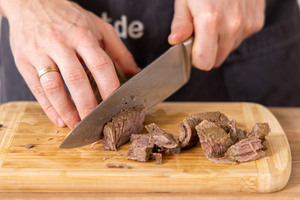 Rindfleisch in mundgerechte Stücke schneiden