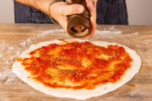 gehackte Tomaten mit Kräutern, Salz und Pfeffer würzen