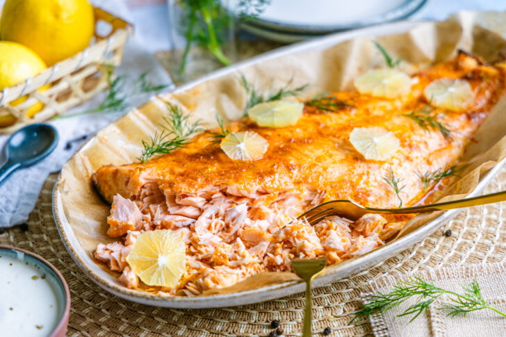 Pulled Lachs aus dem Backofen mit Sauce servieren