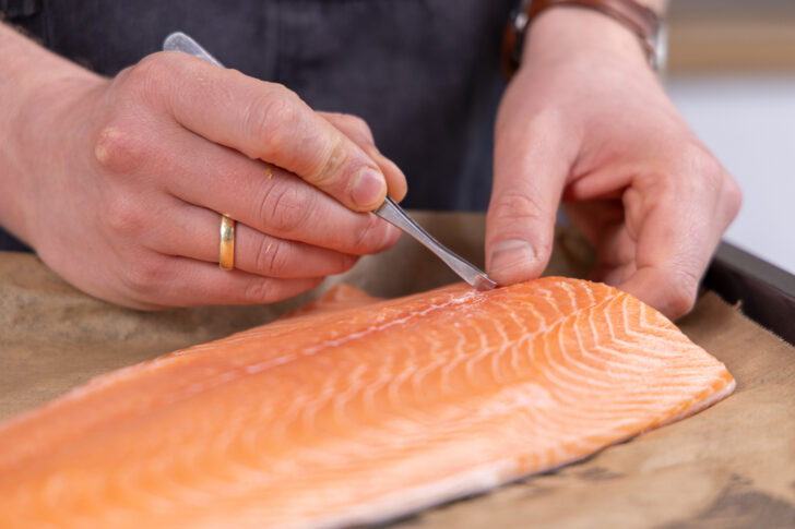 Lachs auf Gräten kontrollieren