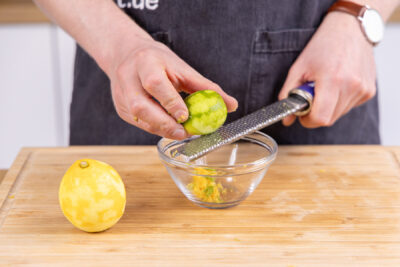 Limettenschale abreiben