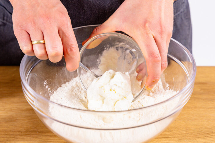 Magerquark in Rührschüssel geben