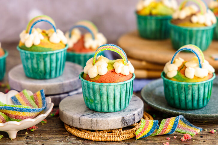 Regenbogen-Muffins mit Frischkäse-Frosting