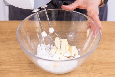 Butter und Puderzucker aufschlagen