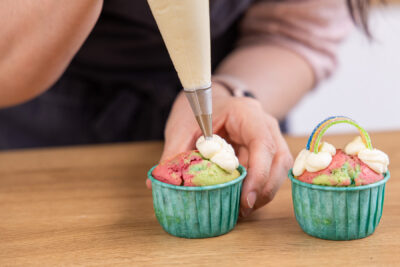 Regenbogen-Muffins dekorieren