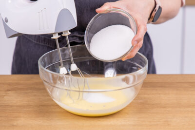 Zucker und Butter aufschlagen