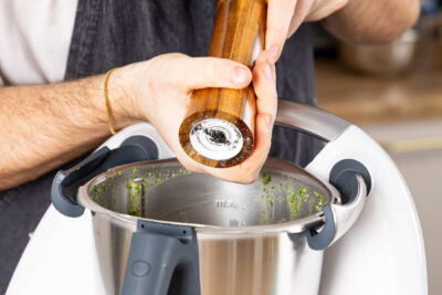 Rucola-Pesto im Thermomix® mit Salz und Pfeffer abschmecken